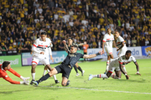Torcida empurra, mas Criciúma fica no empate contra o São Paulo