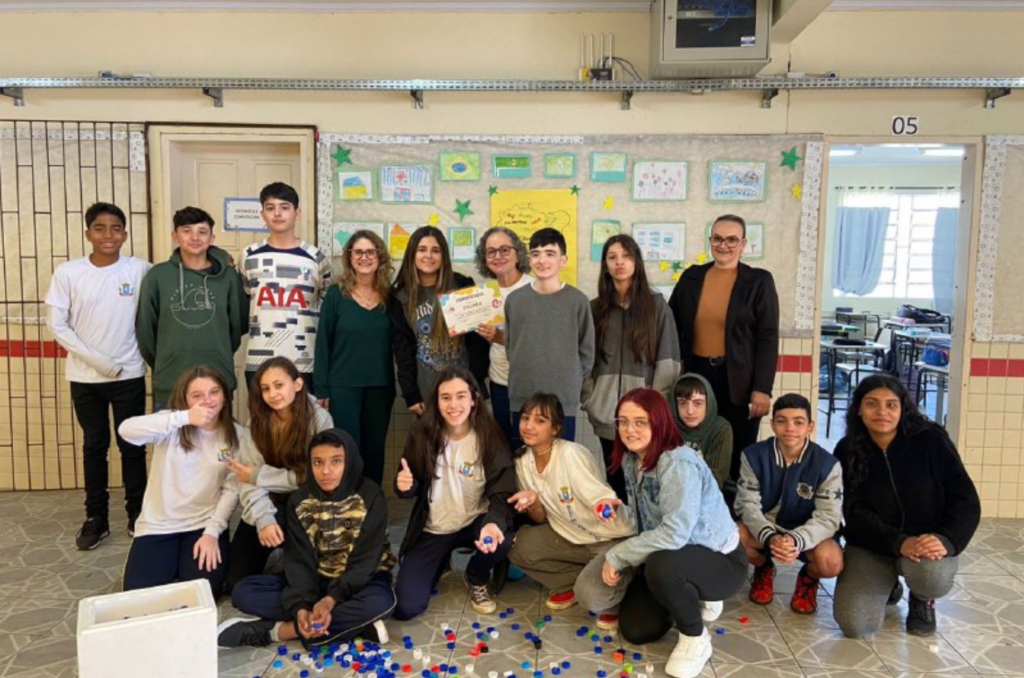 "Tampinha Legau": estudantes entregam quase 300 kg de tampinhas para projeto