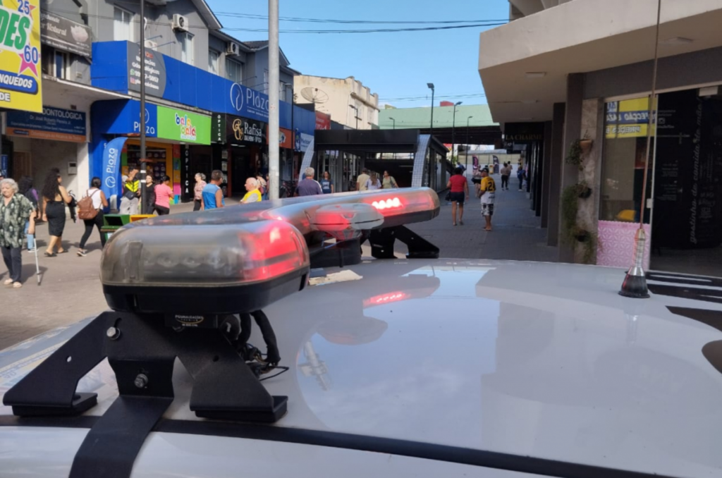 Dois menores de idade são vistos traficando drogas