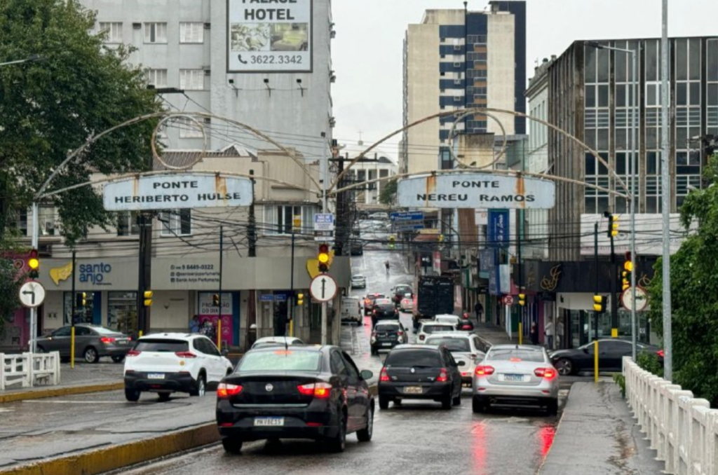 Semáforos sem energia causa transtorno em trânsito no Centro de Tubarão