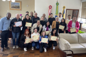 Agentes culturais premiados na Aldir Blanc recebem certificados em Capivari de Baixo