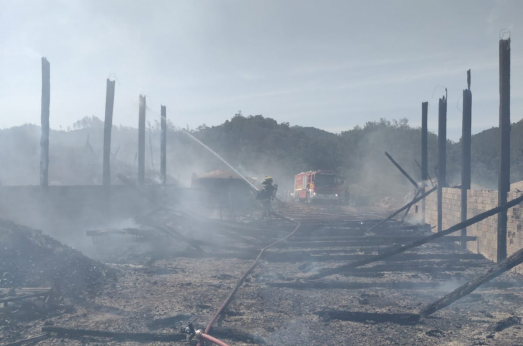 Incêndio atinge galpão em São Ludgero