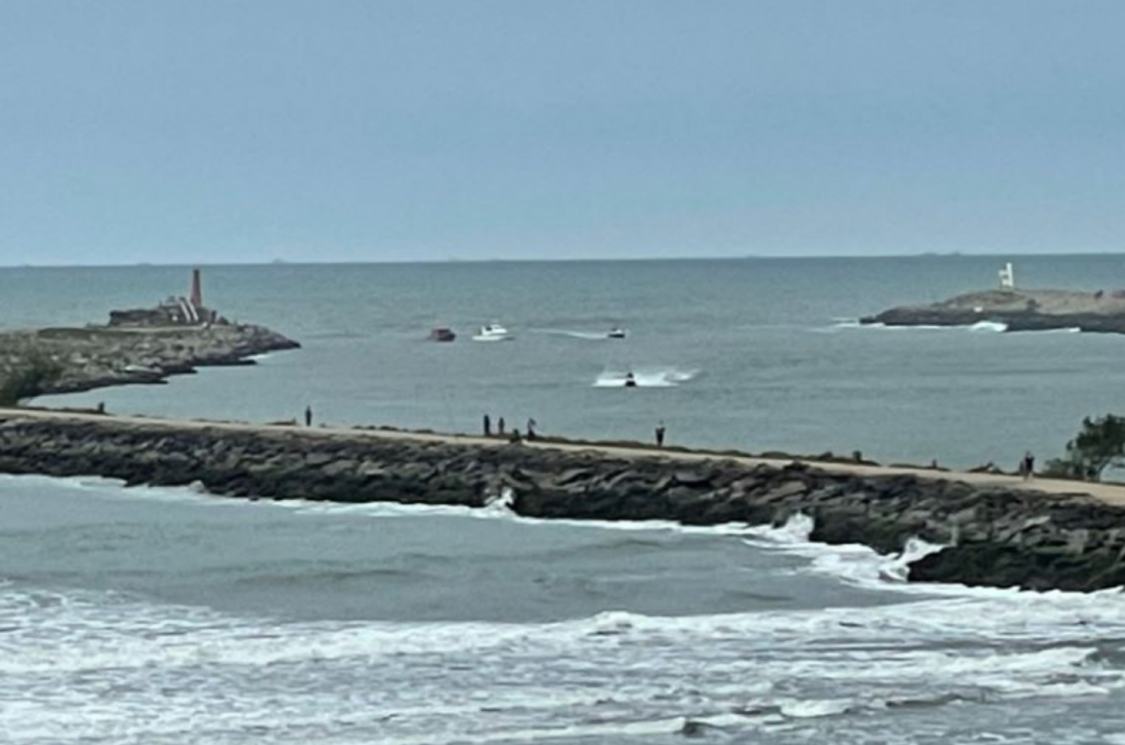 [VÍDEO] Embarcação naufraga na Barra em Laguna