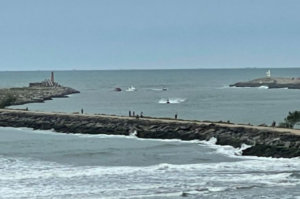 [VÍDEO] Embarcação naufraga na Barra em Laguna