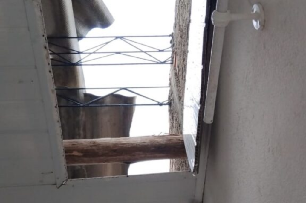 Creche de Tubarão fica parcialmente destelhada após vendaval