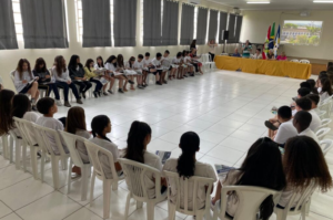 Evento com escritores marcou projeto de incentivo à leitura em Capivari de Baixo