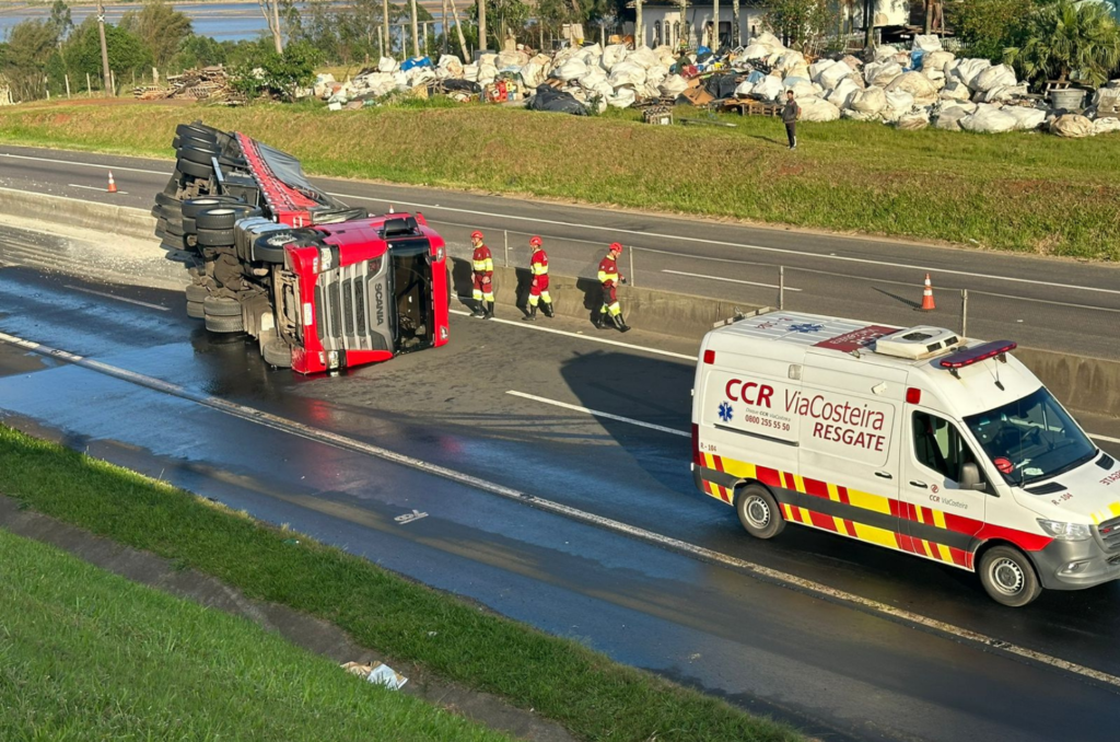 [VÍDEO] Carreta tomba na BR-101 em Içara