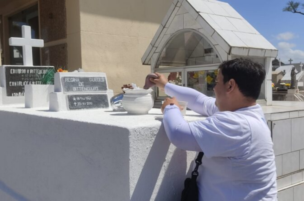 Equipes de Tubarão realizam trabalho especial de limpeza nos cemitérios