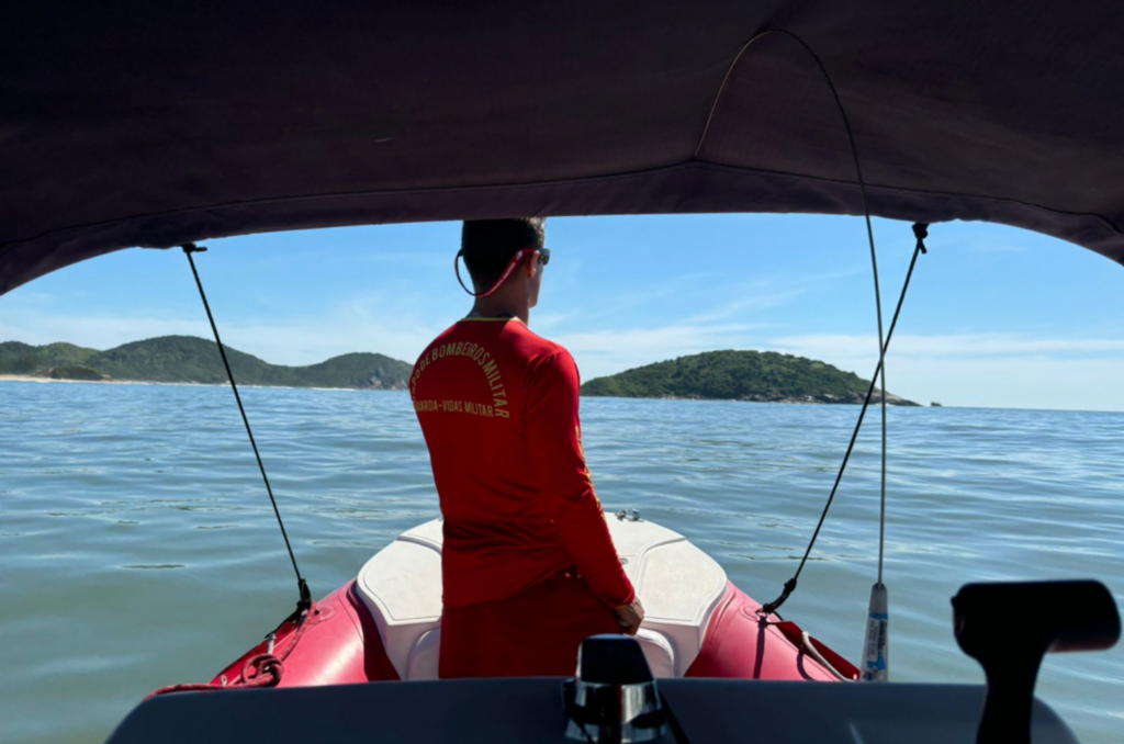 Buscas por desaparecido na Praia do Rosa entram no sexto dia de operações