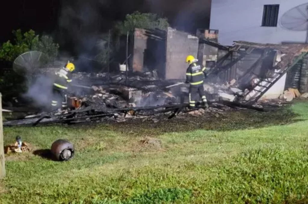 Homem morre carbonizado durante incêndio em casa