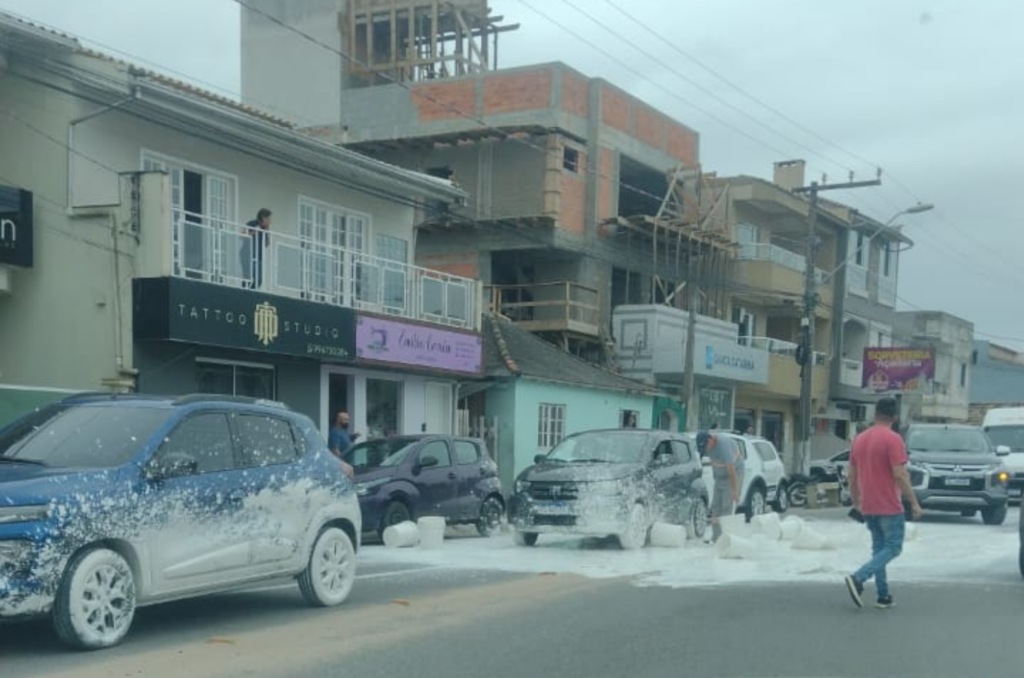 Baldes caem e espalham tinta em carros estacionados