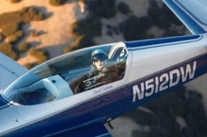 Piloto que treinou atores de Top Gun morre em acidente aéreo