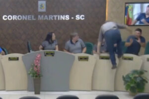 Câmara de vereadores vira ringue de luta entre parlamentares
