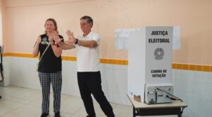 Topázio Neto vota no norte da ilha durante eleições em Florianópolis