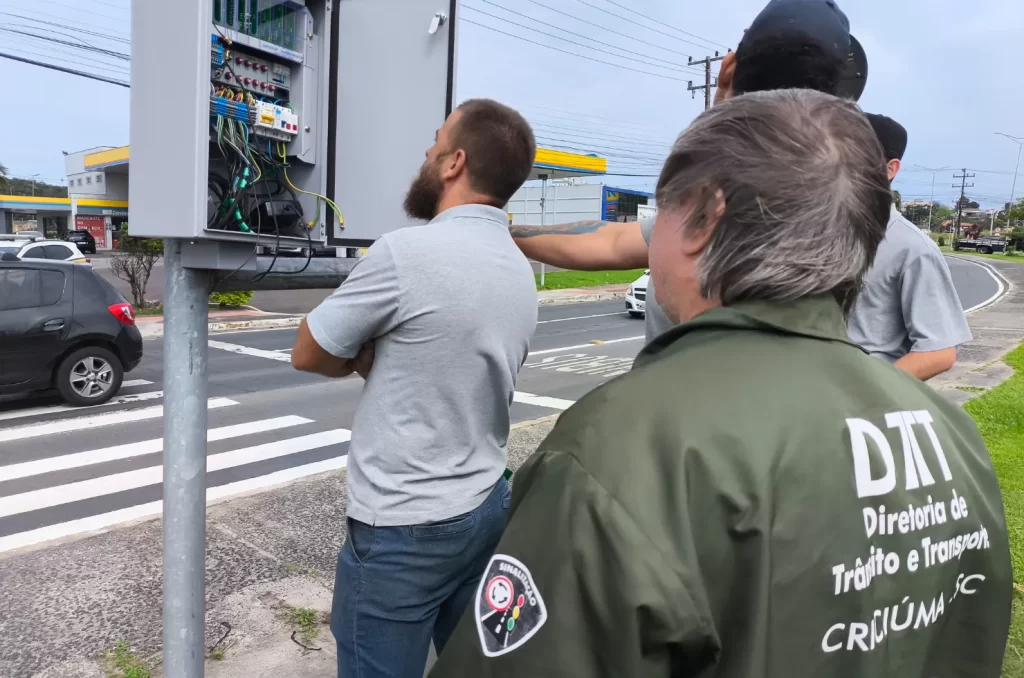 Central Semafórica em Criciúma em fase de instalação