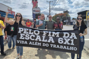 Trabalhadores protestam no bairro Santa Luzia, em Criciúma, contra a escala 6×1