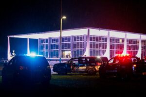 Corpo de catarinense suspeito de explosões é retirado da Praça dos Três Poderes em Brasília