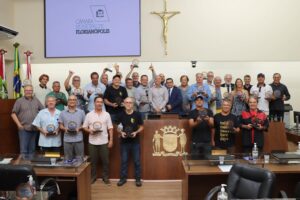 Câmara de Florianópolis homenageia ícones do surfe catarinense