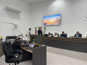 Vereador critica placas mal posicionadas em obra de revitalização