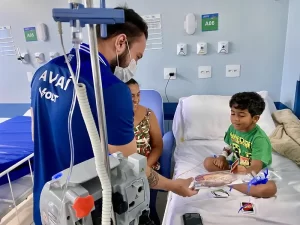 Jogadores do Avaí visitam Hospital Infantil em Florianópolis