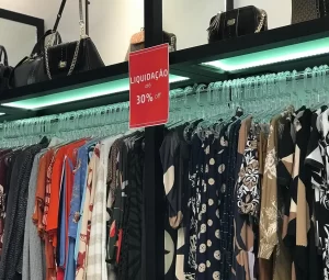 Sacolas de compras são furtadas de cliente dentro de loja de shopping em Criciúma