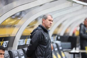 “Rigor da lei contra nós”, aponta Tencati após derrota para o Vitória pelo Brasileirão
