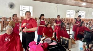 Mulheres recebem cuidados para elevar autoestima em bairro de Tubarão