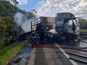 Incêndio em caminhão na BR-101 gera fila de 11 km em Palhoça