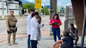 Força-tarefa em Tubarão orienta pessoas em situação de rua
