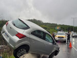 Carro fica sobre mureta em acidente na SC-401 em Florianópolis