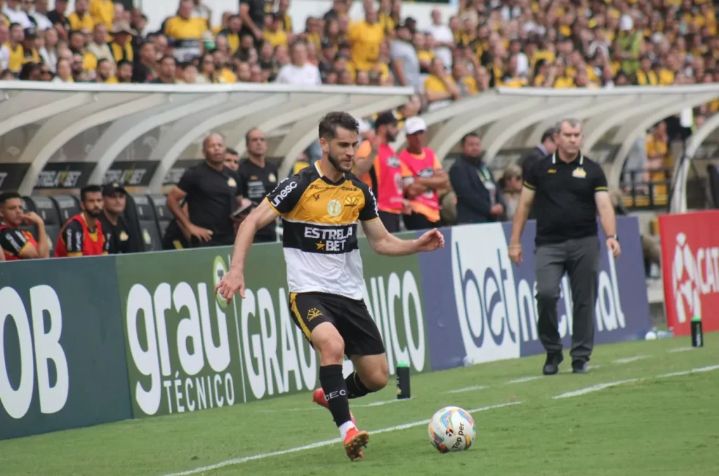 Fellipe Mateus, durante partida no Estádio Heriberto Hülse, pelo Criciúma