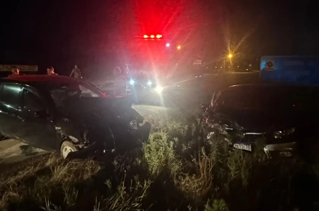 Acidente de trânsito na SC-108, em Meleiro, envolvendo Honda Civic e Renault Sandero, com vítimas sendo atendidas pelos bombeiros