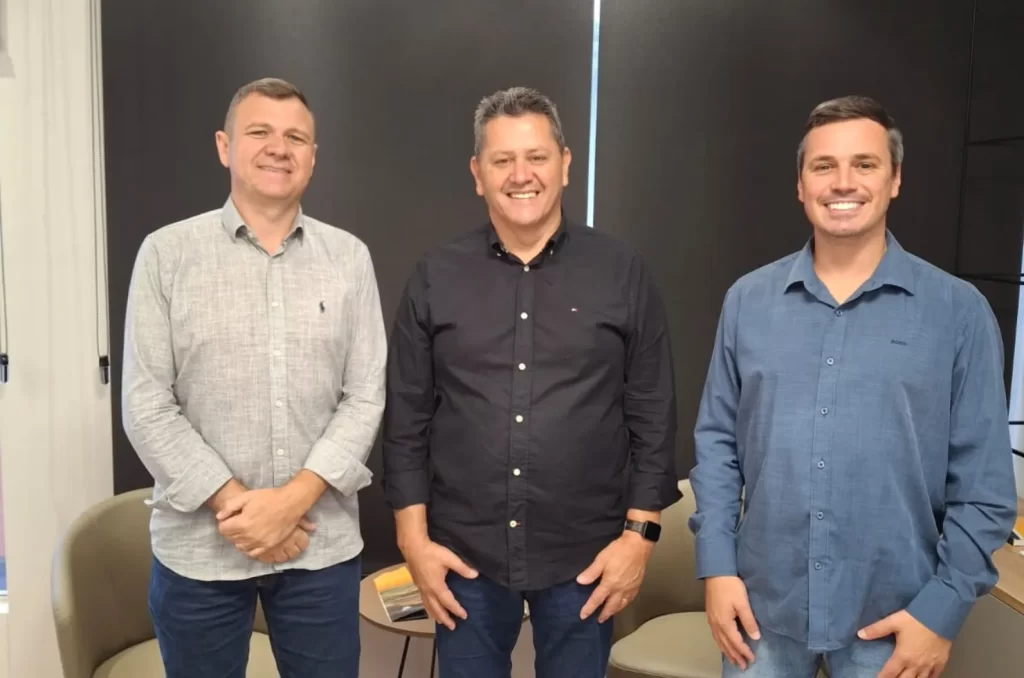 Airton Ferreira sendo anunciado na infraestrutura pelo prefeito eleito de Balneário Rincão, Luiz Laurindo