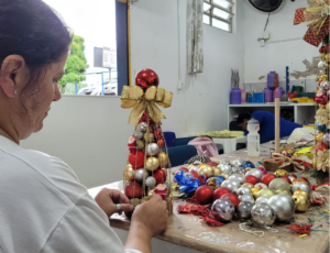 Alunos da APAE de Cocal do Sul produzem itens artesanais de Natal