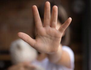 Colegas espancam criança com TDAH em escola de Itajaí