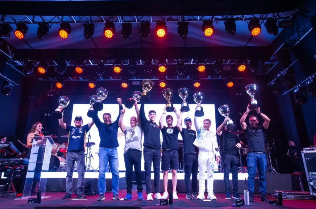 André Gaidzinski comemorando entrega de troféu na Porsche Cup