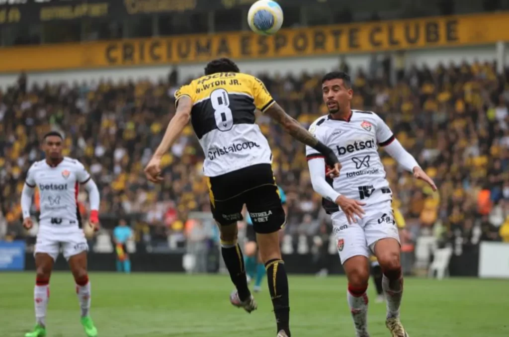 Derrota do Criciúma para o Vitória pela 34ª rodada do Campeonato Brasileiro