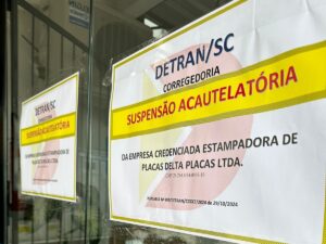 Detran SC suspende empresa de placas por irregularidades