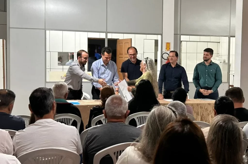 Entrega de Matrículas no bairro Urussanguinha, em Araranguá