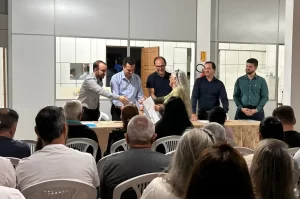 Araranguá entrega matrículas do Reurb no bairro Urussanguinha