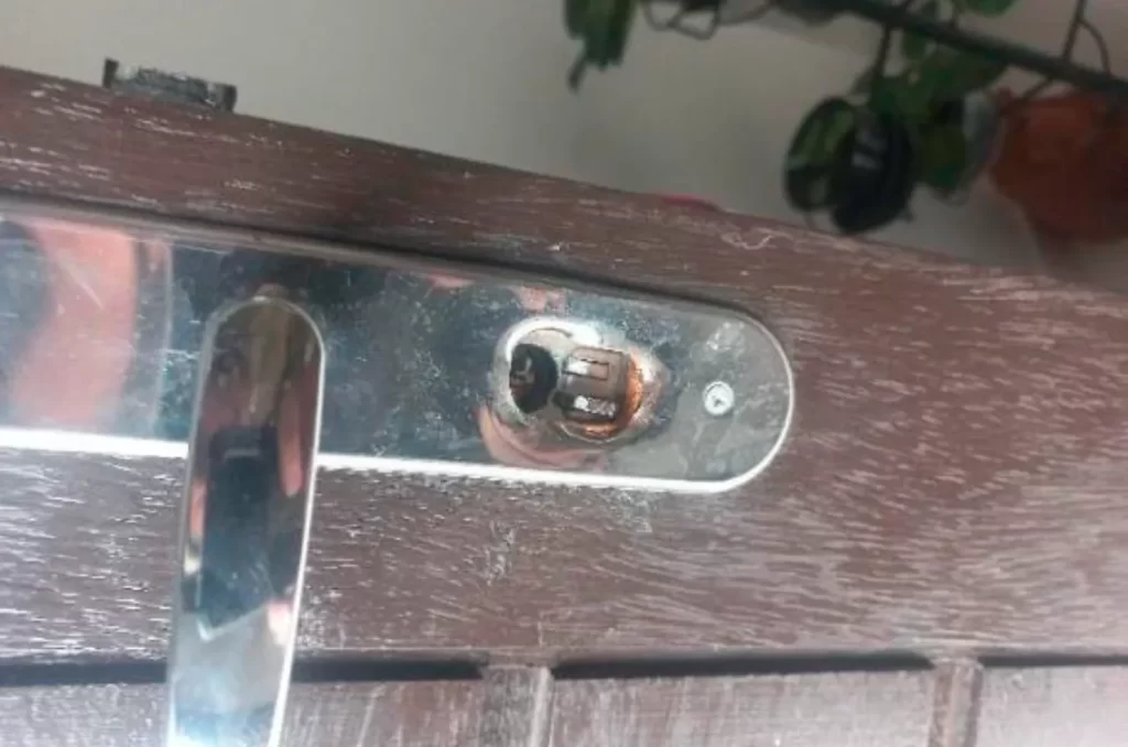 Imagem de uma residência arrombada em Araranguá, com objetos furtados como botijão de gás, micro-ondas e TV AOC