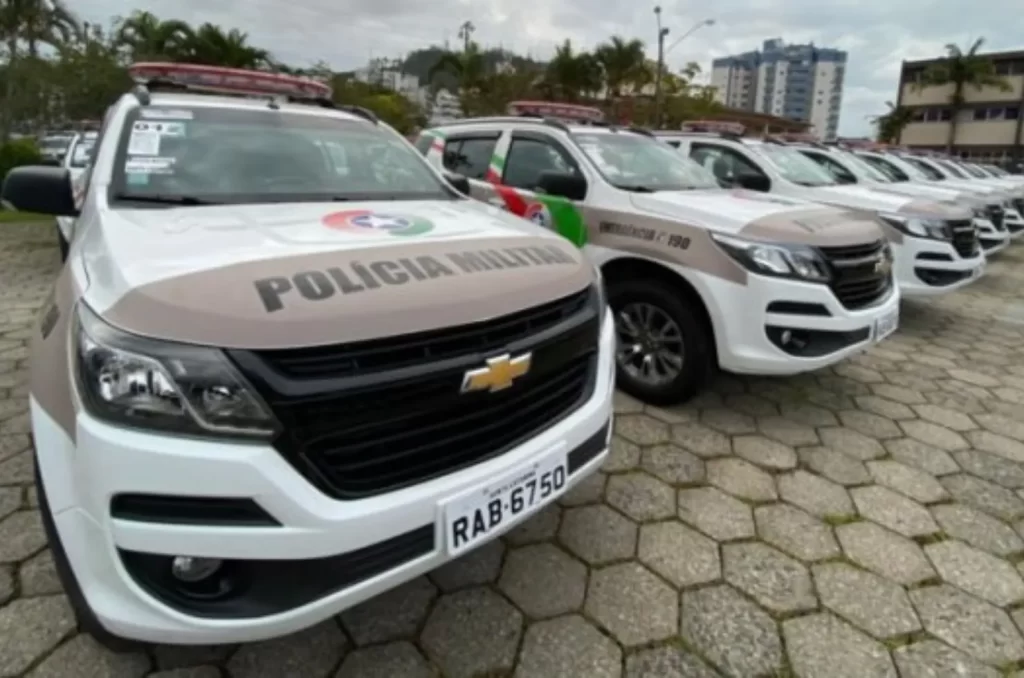 Imagem ilustrativa de viaturas, destacando a ação policial após um assalto em Rio Fortuna, com a apreensão de dinheiro e detenção dos suspeitos