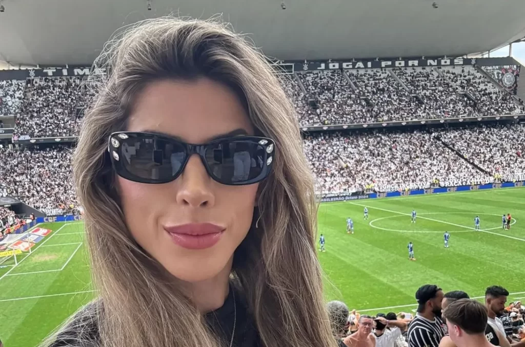 Ana Paula Minerato assistindo uma partida do Corinthians
