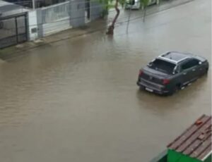 Bairro de Camboriú está com ruas debaixo d’água