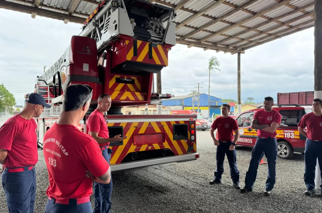Bombeiros do 4° BBM de Criciúma realizam treinamento prático com a Auto Escada Mecânica Magirus, destacada por seu alcance de 55 metros, durante curso de capacitação