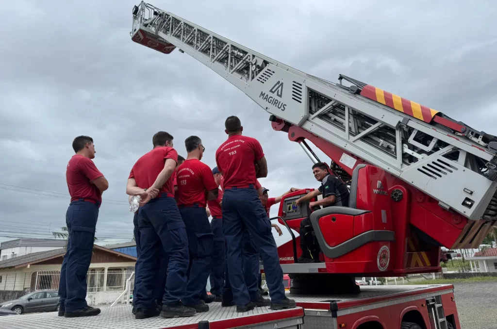 Bombeiros do 4° BBM de Criciúma realizam treinamento prático com a Auto Escada Mecânica Magirus, destacada por seu alcance de 55 metros, durante curso de capacitação
