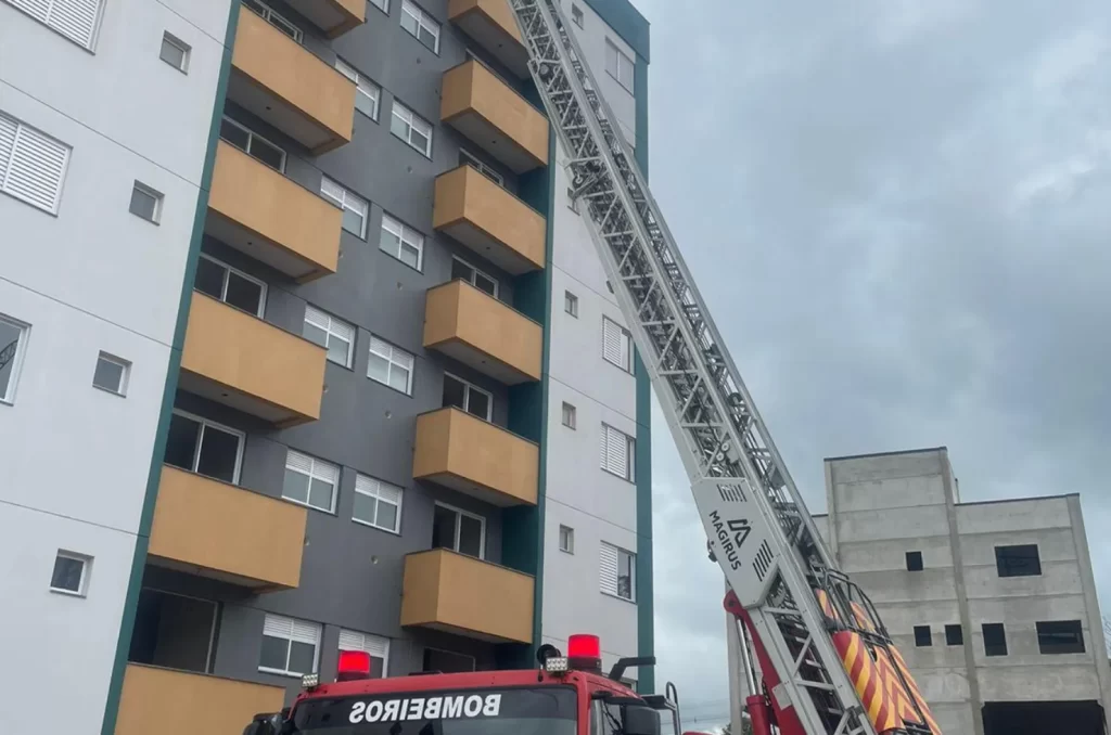 Bombeiros do 4° BBM de Criciúma realizam treinamento prático com a Auto Escada Mecânica Magirus, destacada por seu alcance de 55 metros, durante curso de capacitação