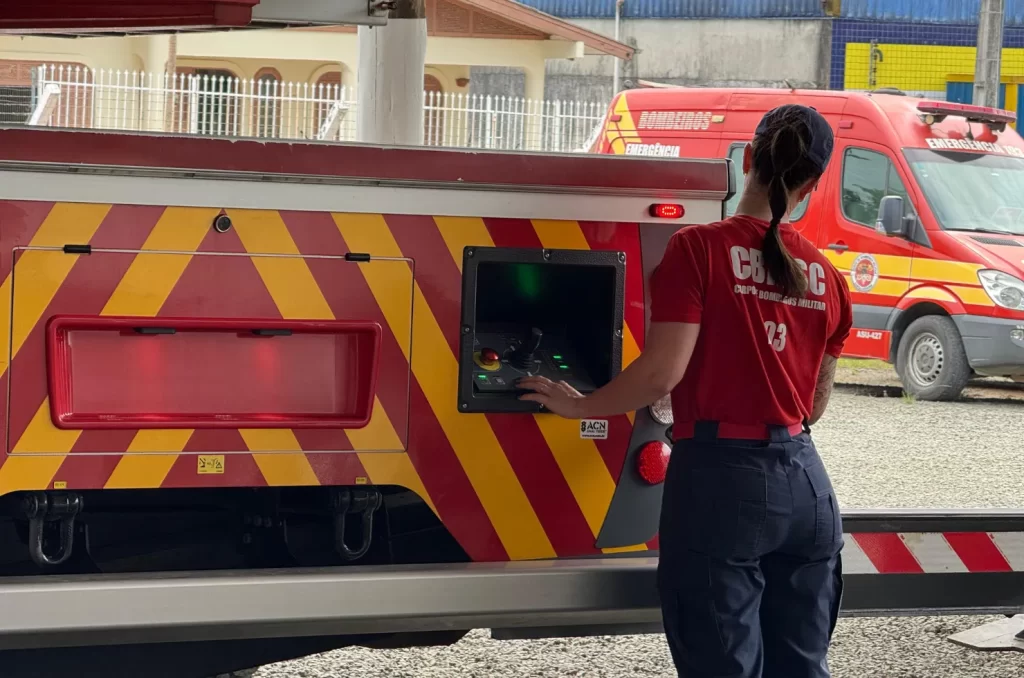 Bombeiros do 4° BBM de Criciúma realizam treinamento prático com a Auto Escada Mecânica Magirus, destacada por seu alcance de 55 metros, durante curso de capacitação
