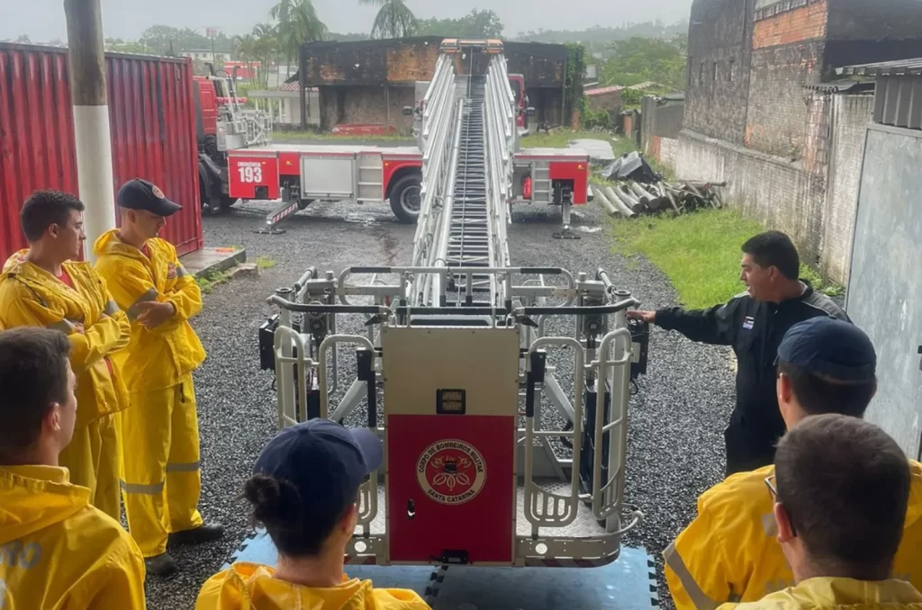 Bombeiros do 4° BBM de Criciúma realizam treinamento prático com a Auto Escada Mecânica Magirus, destacada por seu alcance de 55 metros, durante curso de capacitação