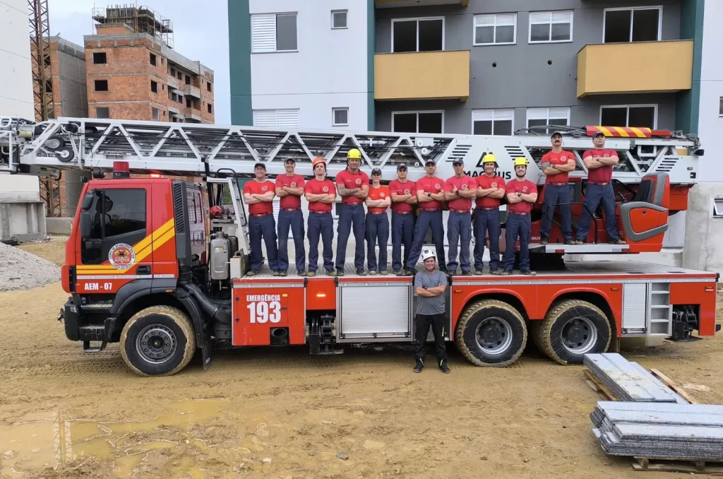 Bombeiros do 4° BBM de Criciúma realizam treinamento prático com a Auto Escada Mecânica Magirus, destacada por seu alcance de 55 metros, durante curso de capacitação